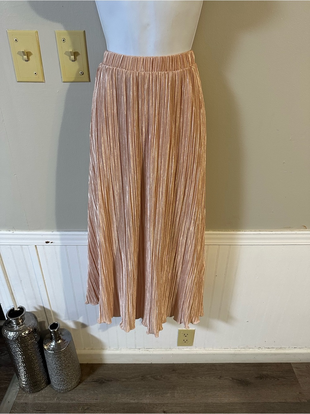 Gilli Pleated Midi Skirt in Rose Gold